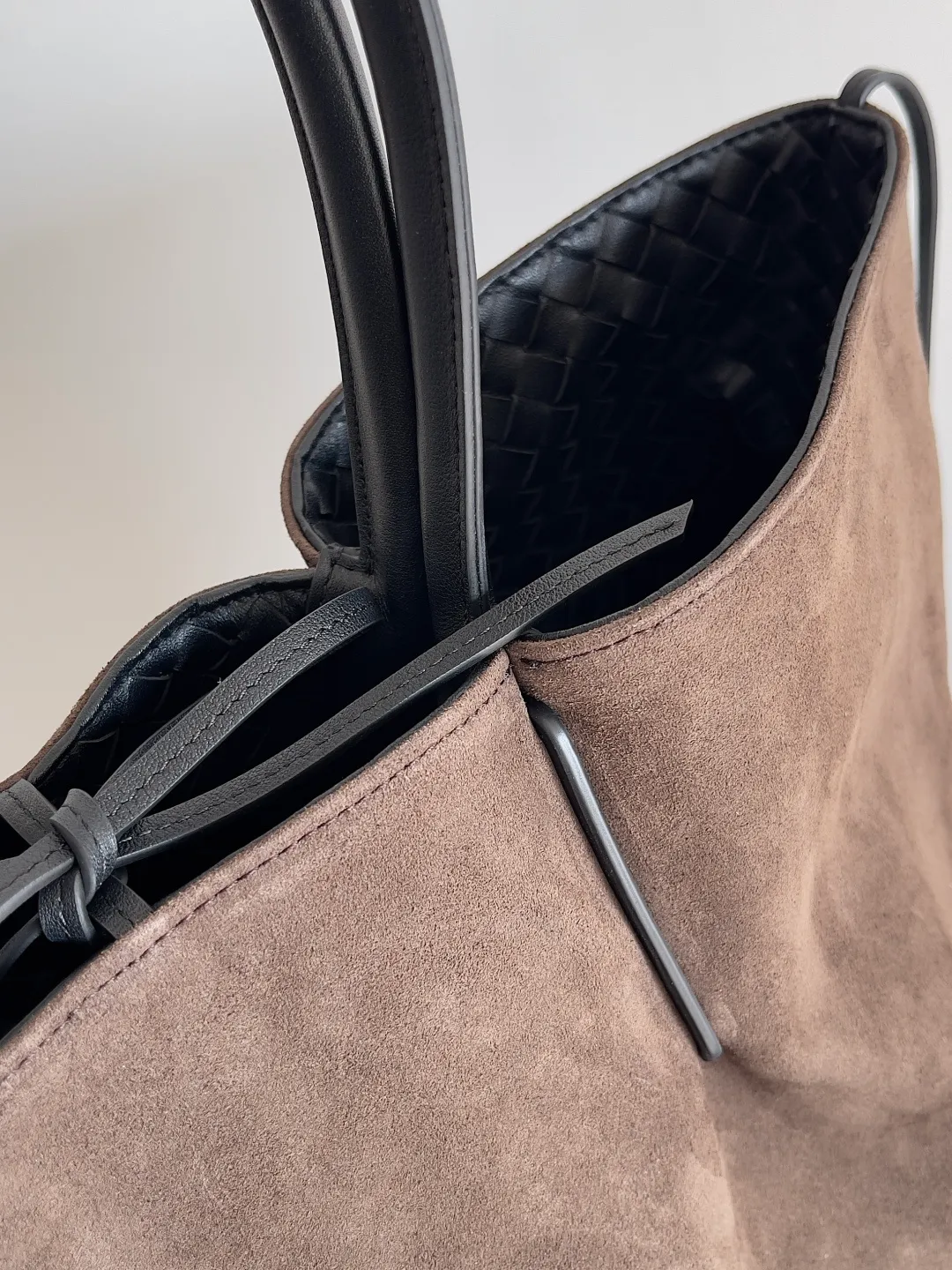 Batch 2660 Bottega Veneta 2025 new product PINACOTECA bag, iconic weaving process, skillfully crafted with 10mm Intrecciato process and equipped with suede lining. Four small strips of leather add character to the design and make the bag more stable. Relaxed yet sophisticated, casual yet refined, suede lining and double-sided design, suitable for shoulder and hand carry. The four straps can be adjusted into different shapes. One pack can be switched between two uses, easily integrating into your daily rhythm. Style number: 817166 Size: 43*23*17.5cm